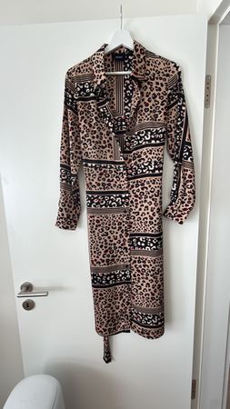 Trendiges Kleid mit Leopardenmuster, Grösse 36, neu!