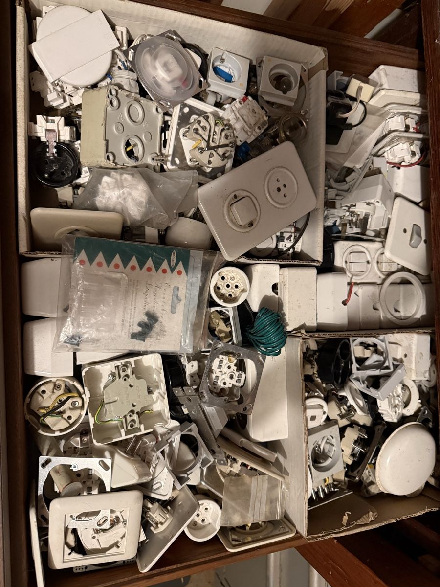 Spine: Elektroinstallationsmaterial Konvolut weiss gebraucht – Usato da St. Margrethen SG venduto da meg_6b9w