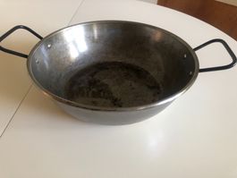 Wok oder Paella-Servierpfanne aus Stahl