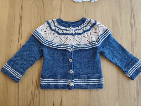 Neues handgestricktes Jäckchen ohne Nähte für ca. 2-4 Jahre 