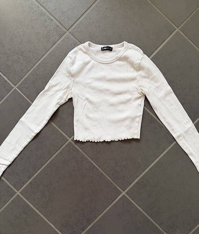 Top: WEISSES LANGARM-CROP-TOP – Usato da Affeltrangen venduto da janaleiin 1