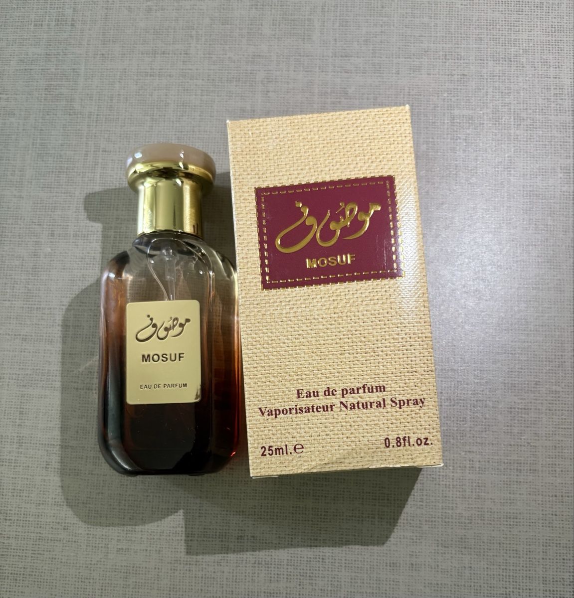 Parfums & Eau de Toilette: Parfums et foulard  – Neuf avec emballage d'origine à Oberglatt ZH par ale_n8h6