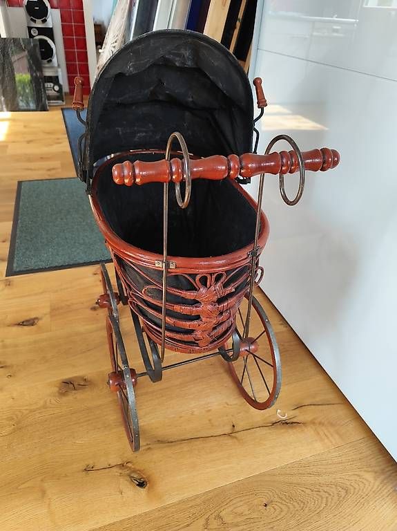 Carrozzine per bambole: Antiker Puppenwagen – Usato da Ulisbach venduto da maklafricaine