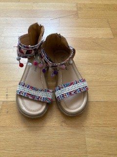 Scarpe per ragazze: Sandalette t.32 – Usato da Boudry venduto da Lamue01
