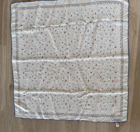 Foulard Ostinelli vintage en soie, motif floral délicat