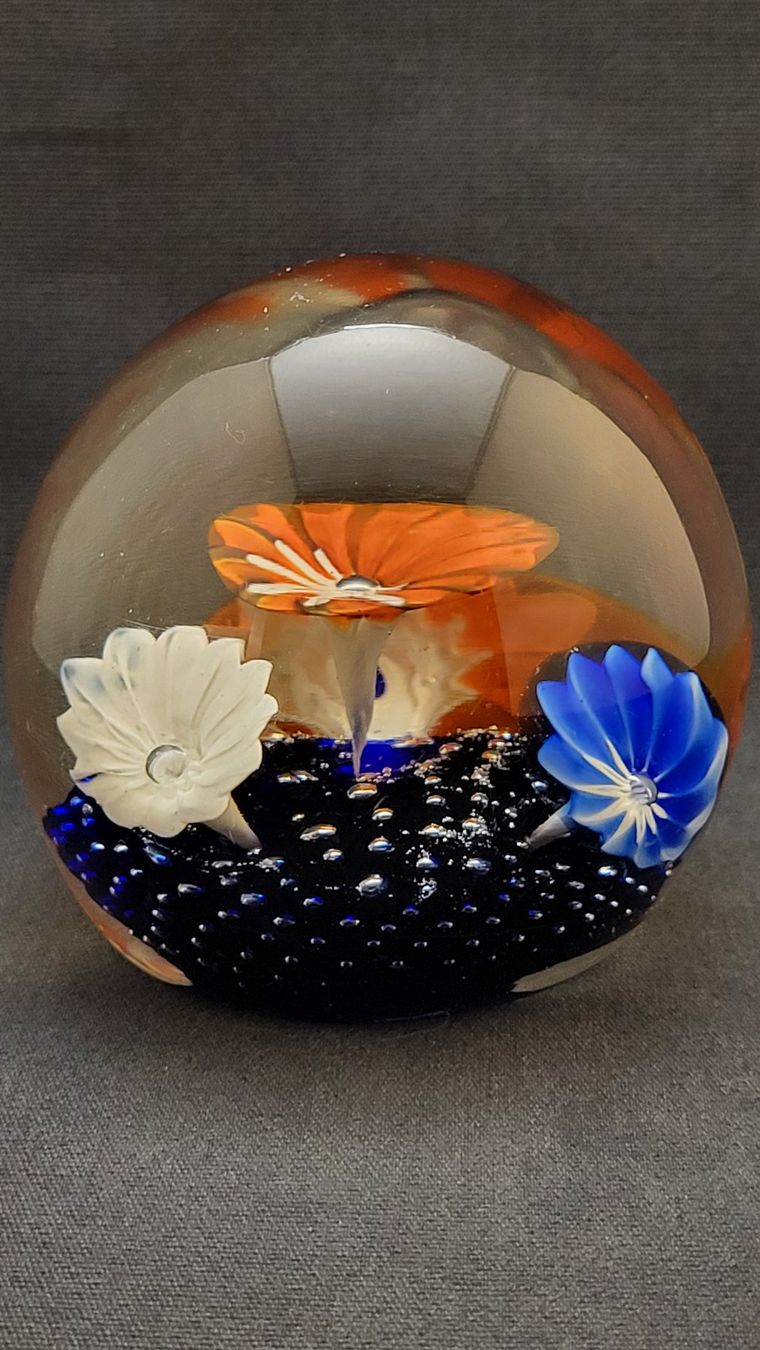 Murano Figurines: Paperweight mit farbigen Blüten – D'occasion à Basel par spinne02