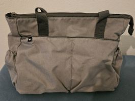 Geräumige Wickeltasche, viele Fächer, grau