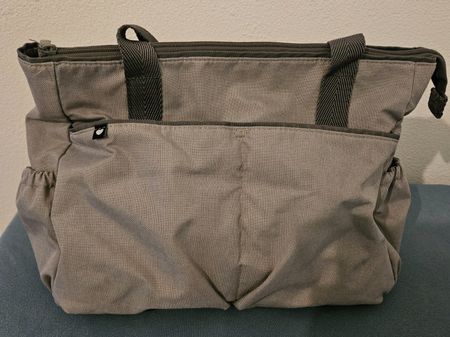 Geräumige Wickeltasche, viele Fächer, grau