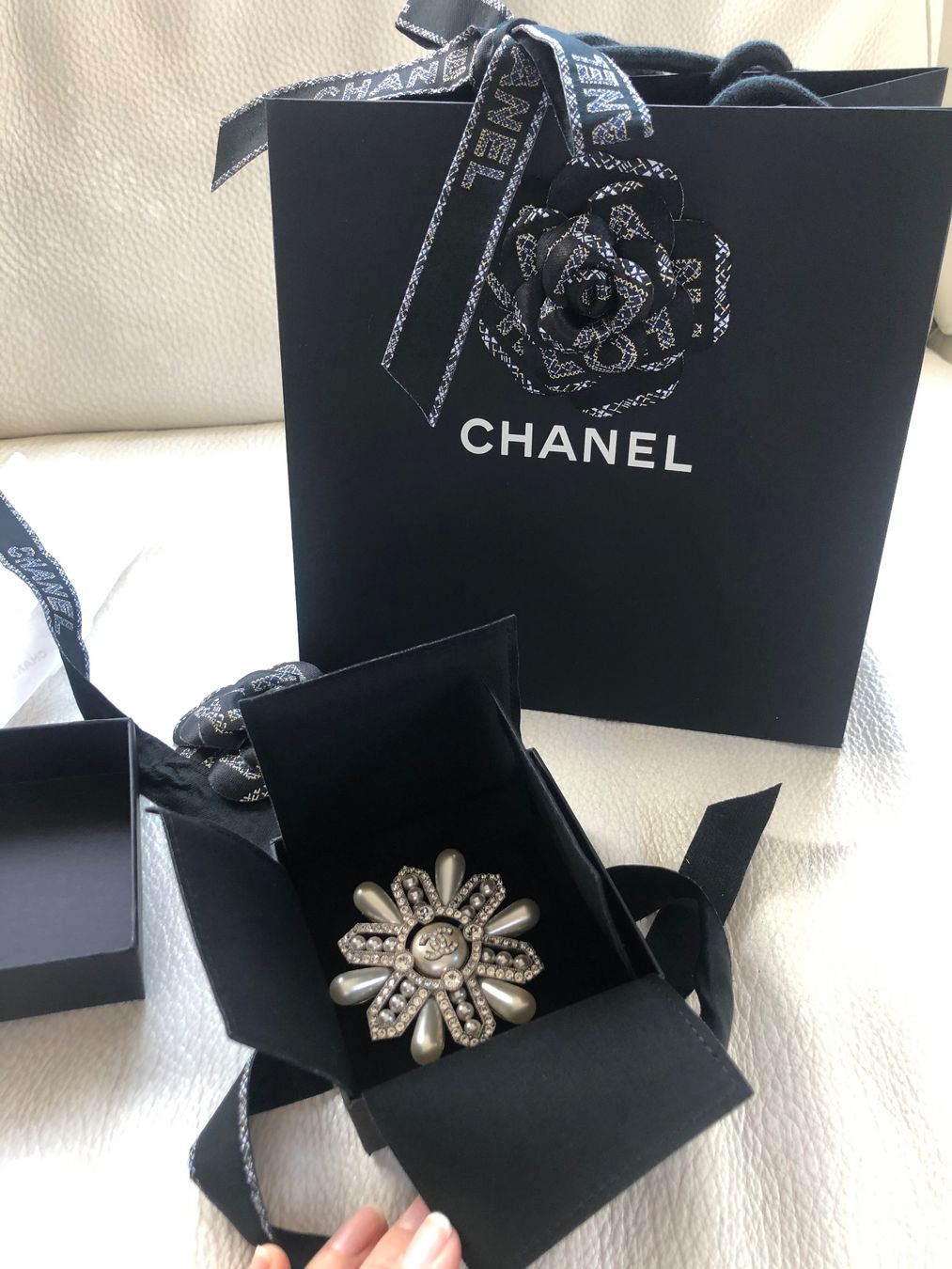 Chanel Broschen & Nadeln: Chanel Brooch – Neu und originalverpackt aus Zürich von Aemilia82 1