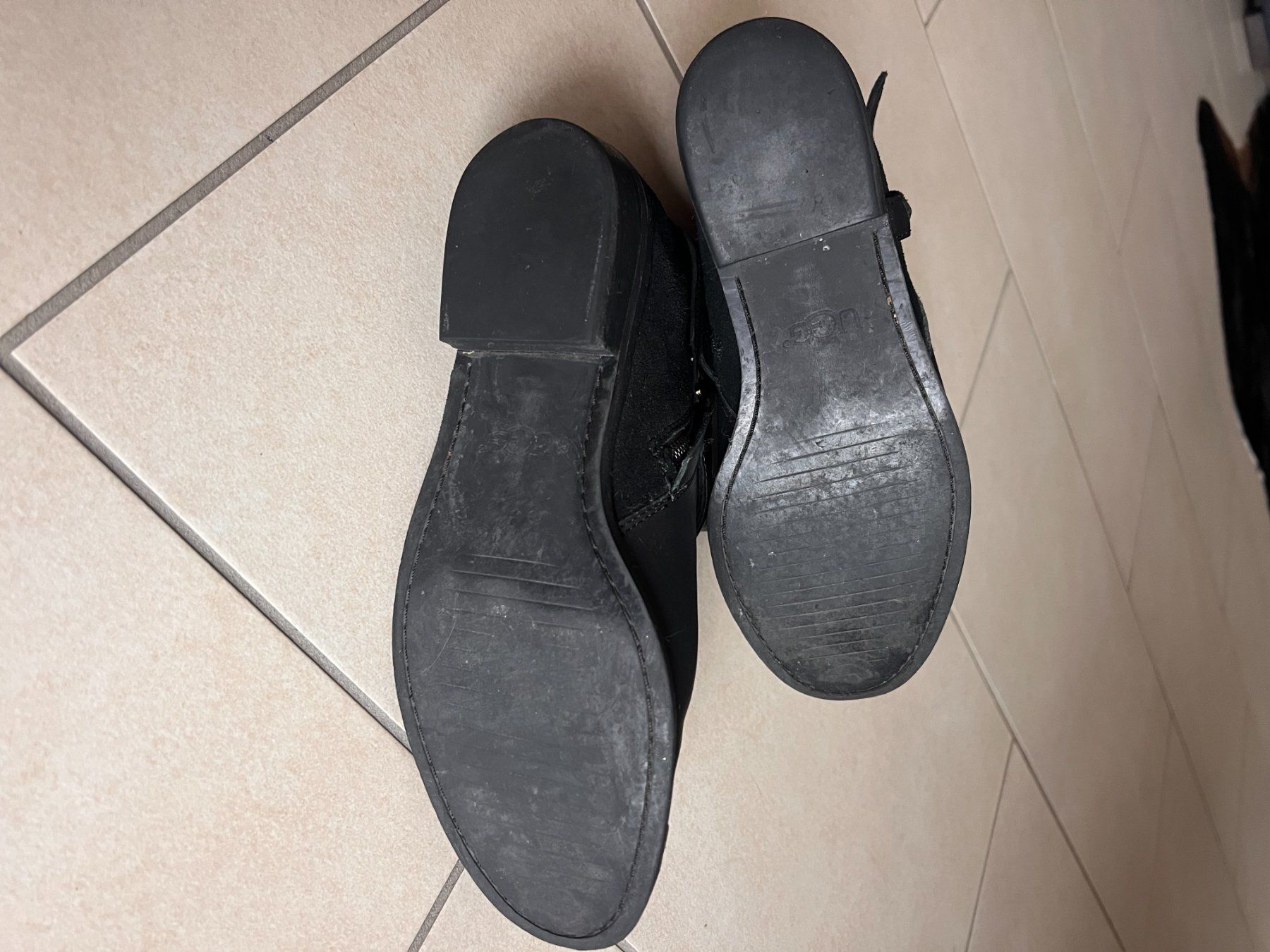 Ugg Damenschuhe: Bottines UGG taille 37 – Gebraucht aus Eysins von oli_fc6r 1