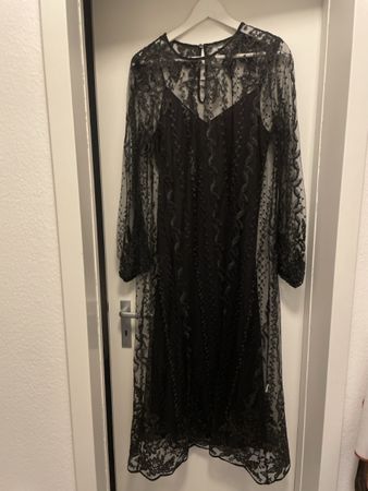 Kleid mit besticktem Blumenmuster