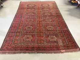 Alt Orientteppich rot mit geometrischem Muster 