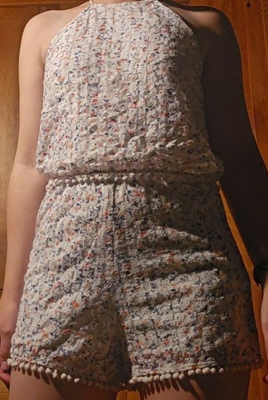 Bershka Tute: Sommerlicher Jumpsuit mit Blumen/Punktemuster – Usato da Flüeli-Ranft venduto da tab_hsm7