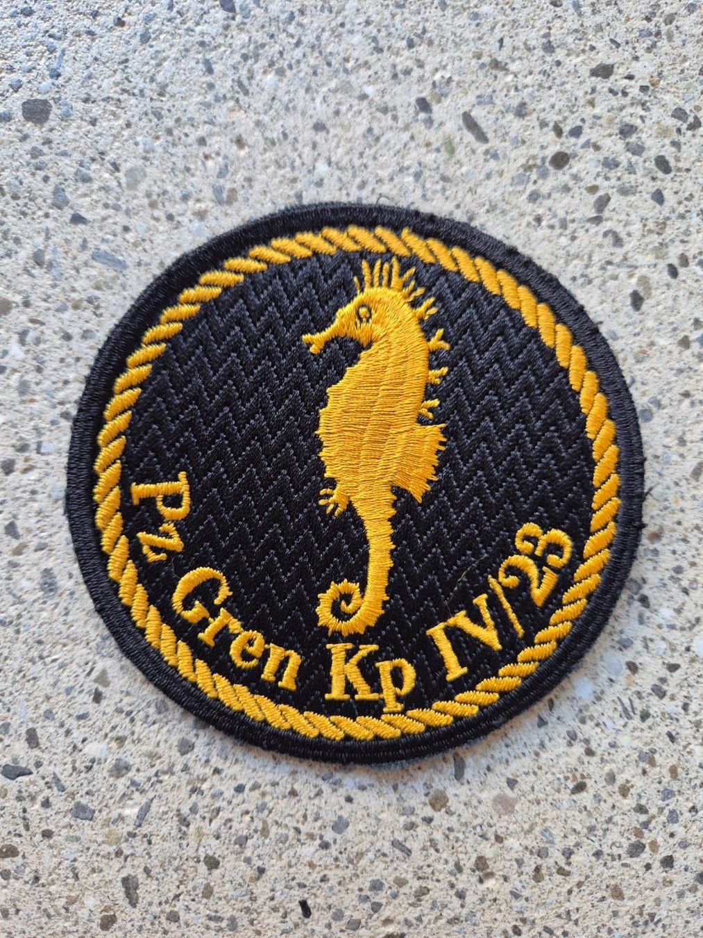 Schweizer Armee Placchette & Badge: *** Badge Rund Panzergrenadier Korps  *** – Nuovo e nell'imballaggio originale da Riedholz venduto da fr_sIruP