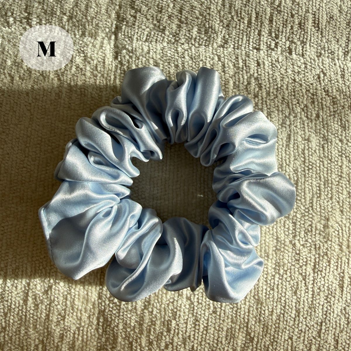 Accessori per capelli: 10# light blue 100% Mulberry Silk Scrunchie Size M - NEW – Nuovo e nell'imballaggio originale da Winterthur venduto da LeLe0606