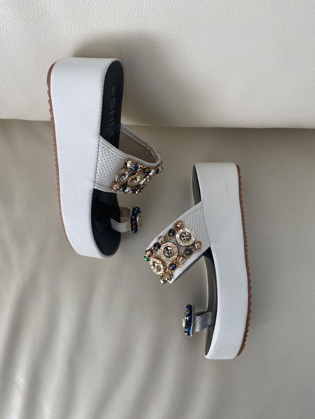 Scarpe da donna: MUST HAVE - edle Flip-Flops mit Décor, weiss, Gr. 39 – Nuovo e nell'imballaggio originale da Winkel venduto da ferrari2022 2