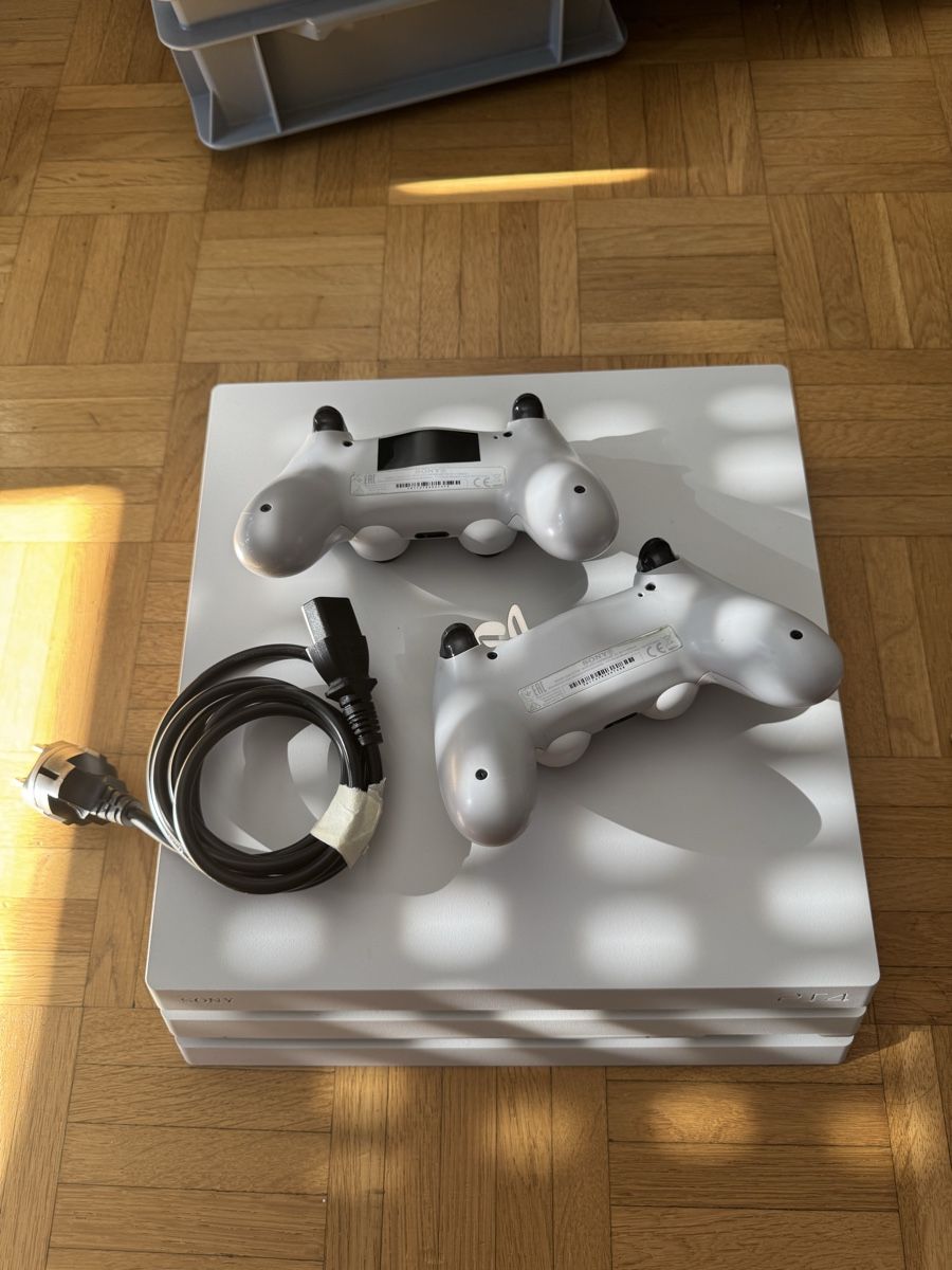Sony Console: Sony PlayStation 4 Pro 1TB + 2 Controllern – Usato da Kloten venduto da mesa.3 2