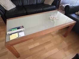 Couchtisch aus Massivholz mit Glasplatte