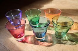 6 Designer Gläser, formschön und in verschiedenen Farben