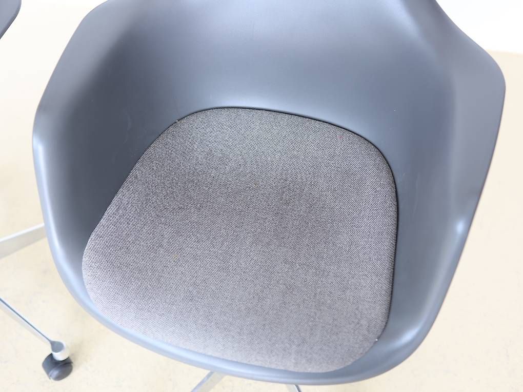 Vitra Stühle: Eames Plastic Armchair, Bürostuhl Vitra – Gebraucht aus Meinisberg von atelier_TILIJA 7