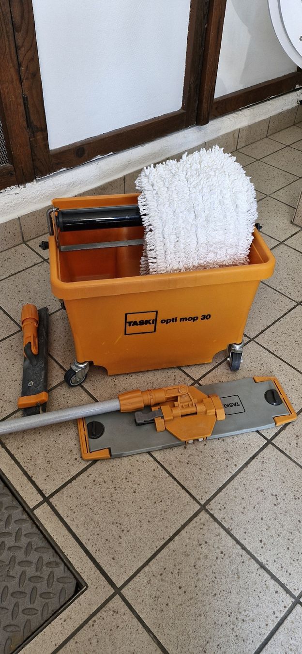 Sonstige Reinigungsgeräte: TASKI Opti Mop 30 Reinigungsset mit Wischbezug und Eimer – Gebraucht aus Baltschieder von Templa93