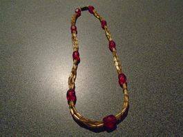 Kette rote und goldfarbige Perlen