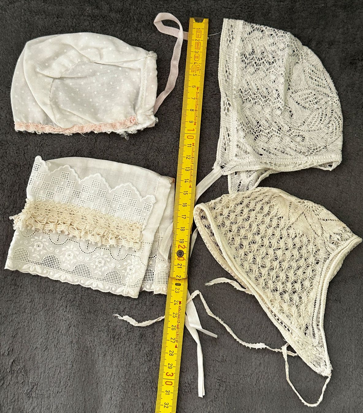 Bambole: Puppenkleider Hauben 4 Teile – Usato da Basel venduto da Bingis