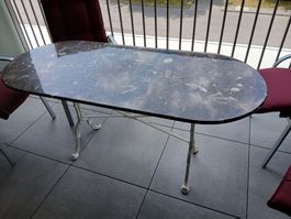Ovaler brauner Marmortisch (gebraucht)