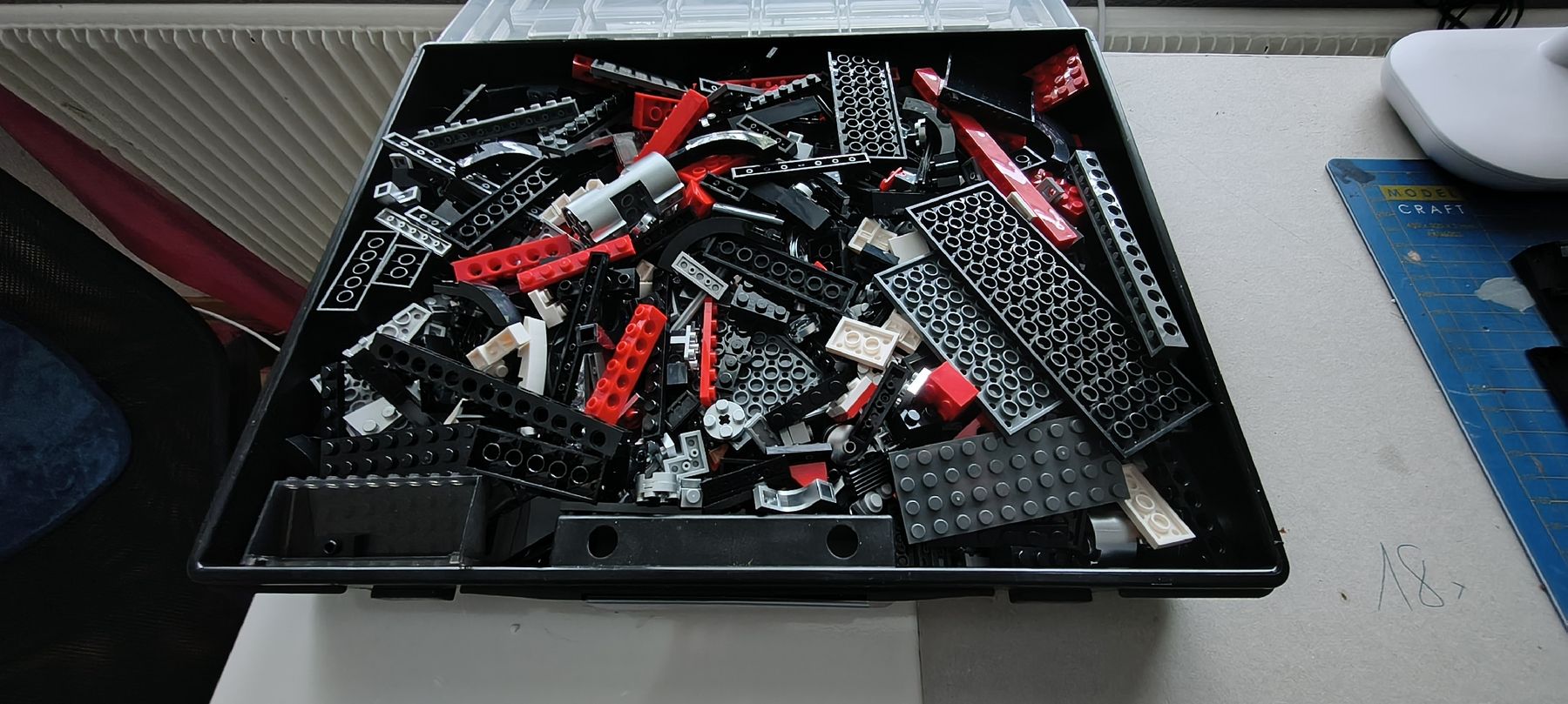 Kit di costruzioni: Klemmbausteineschwarz rot in Sortierbox gebraucht – Usato da Langnau i. E. venduto da m.du 1