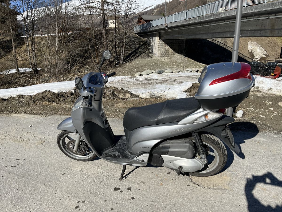 Honda Scooter: Scooter Honda SH300a – Usato da les Haudères venduto da alp-paint 1