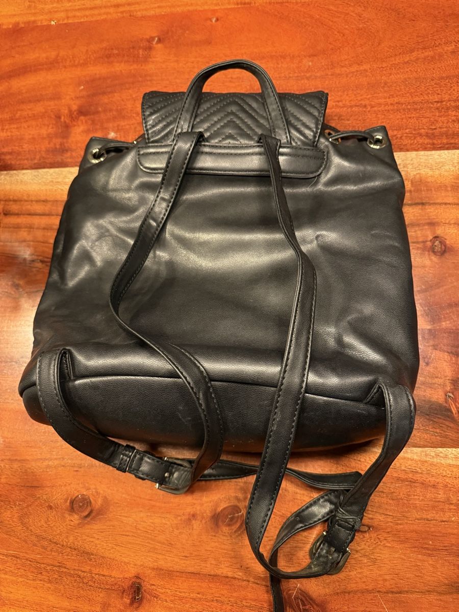 Guess Rucksäcke: Guess Rucksack – Gebraucht aus Niederbipp von Tiffany1771 1