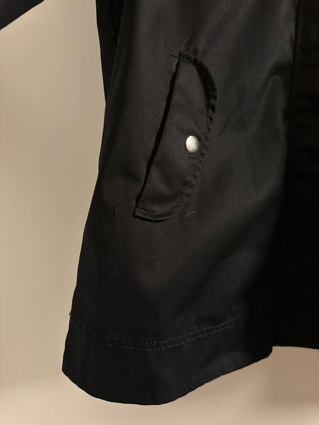 H&M Giacche: Wasserdichte schwarze Windjacke – Usato da Freudwil venduto da Feenland2010 4