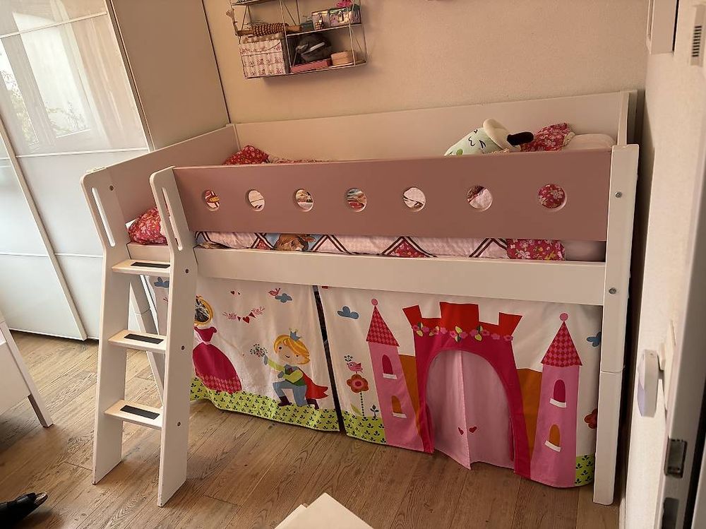 Flexa Bett weiss rosa mit Erhöhung und Treppe (Gebraucht) in Möhlin für ...