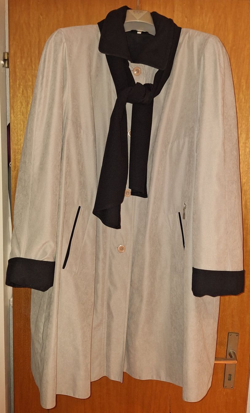Cappotti: Eleganter Damenmantel Gr. 44 hellgrau/schwarz – Usato da Wettingen venduto da Egro2