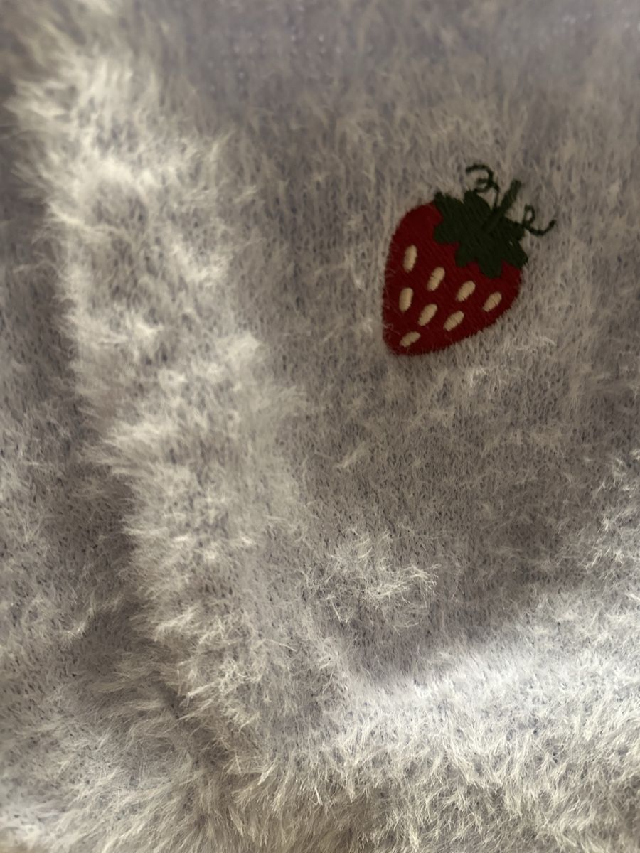 Top: Fluffy Blue Strawberry Crop Top, S – Nuovo (secondo la descrizione) da Horgen venduto da Elizhadz 1