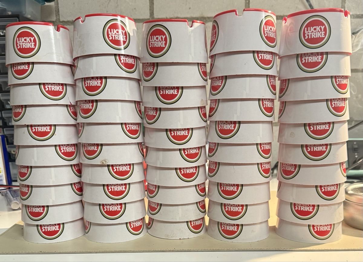 Portacenere: 50 Aschenbecher Lucky Strike – Usato da Zuzwil SG venduto da Stepwolf