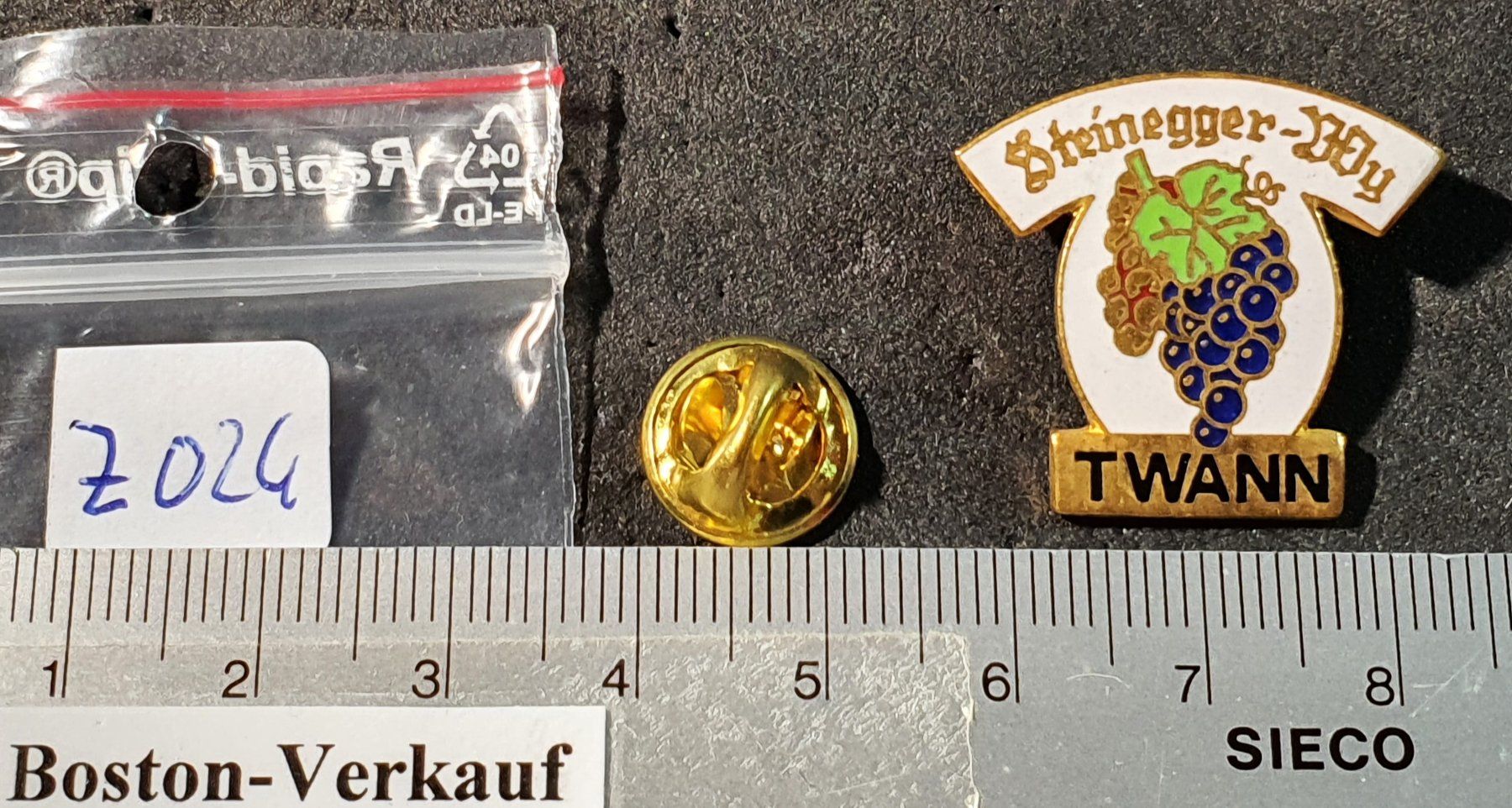 Placchette & Badge: Z024 - Pin Steinegger Wy  TWANN  /  Trauben – Usato da Reinach BL venduto da Boston-Verkauf 1