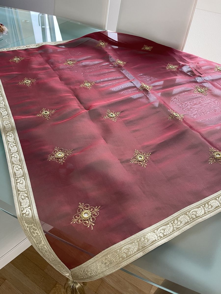 Set di tavolo e panche: Organza-Tischdecke – Usato da Kehrsatz venduto da bianca69