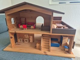 Puppenhaus inkl. Puppen und Möbeln