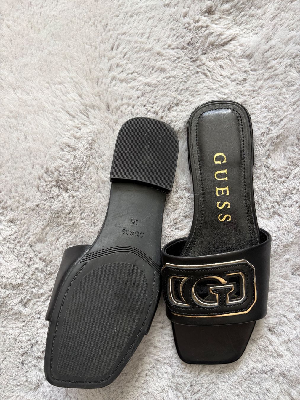 Guess Scarpe da donna: Guess Pantolette schwarz gold – Usato da zürich venduto da sunnyredchilli 1
