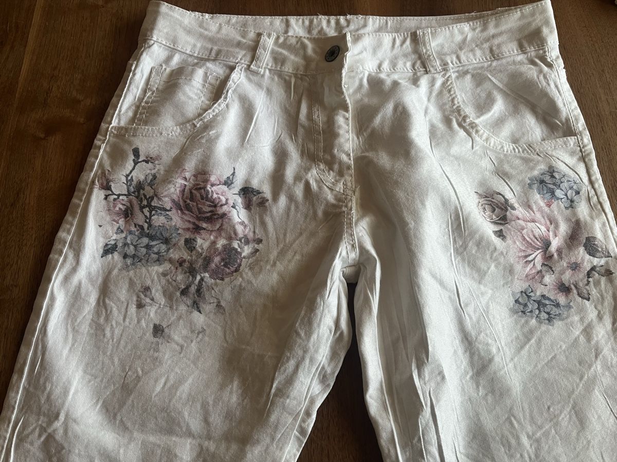 Jeans: Jeans Hose Gr 38/40 mit Rosendruck – Nuovo e nell'imballaggio originale da Aarberg venduto da Jakaro