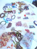 Kaputter Schmuck, der sich gut zum Basteln neuer Halsketten
