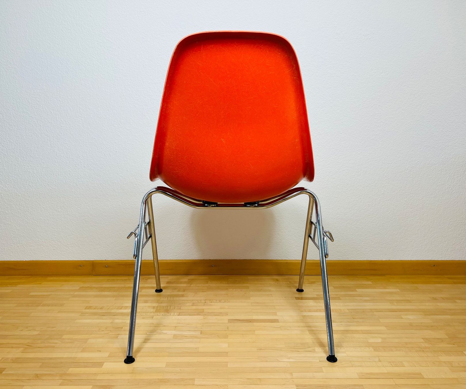 Vitra Sedie: 4 Vitra Eames Fiberglas - Stacking Side Chair - chrome Base – Usato da Egg b. Zürich venduto da B02_Designklassiker 3