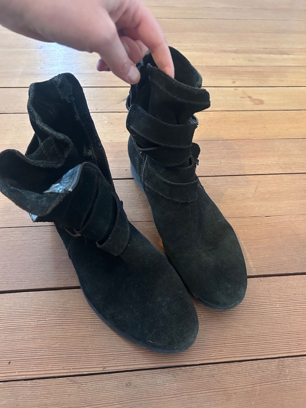 Scarpe da donna: Stiefelten Wildleder schwarz – Usato da Winterthur venduto da Trophy01 1