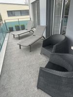 Schöne, exklusive Sonnenliegen mit zwei Lounge Stühlen 