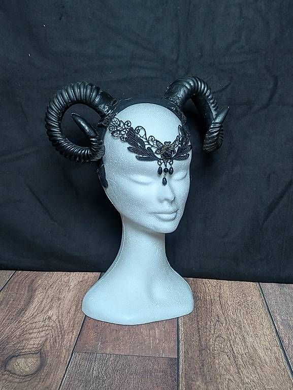 Colliers: Phantasy / Gothic Headpiece mit schwarzen Hörnern – D'occasion à Triesenberg par JustAPhotographer 1
