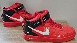 Basket Air Force 1 Mid rouges et noires taille 43