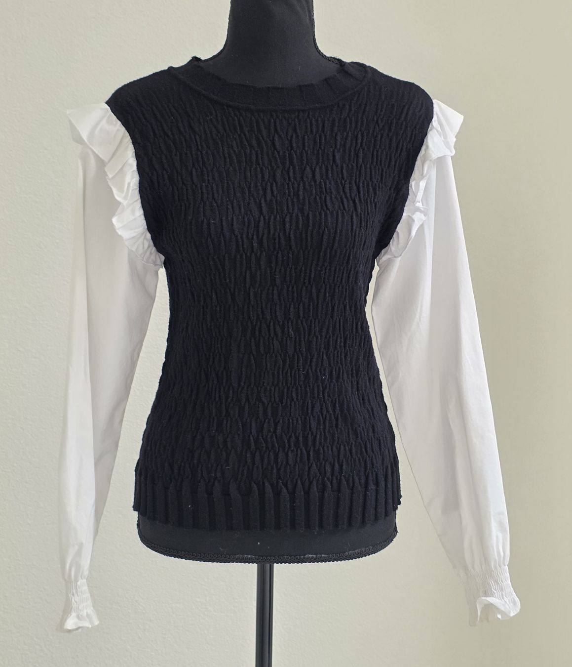 Maglioni & Felpe: Damen Pullover schwarz weiss Grösse 36/ 38 – Usato da Rheinsulz venduto da Gilea