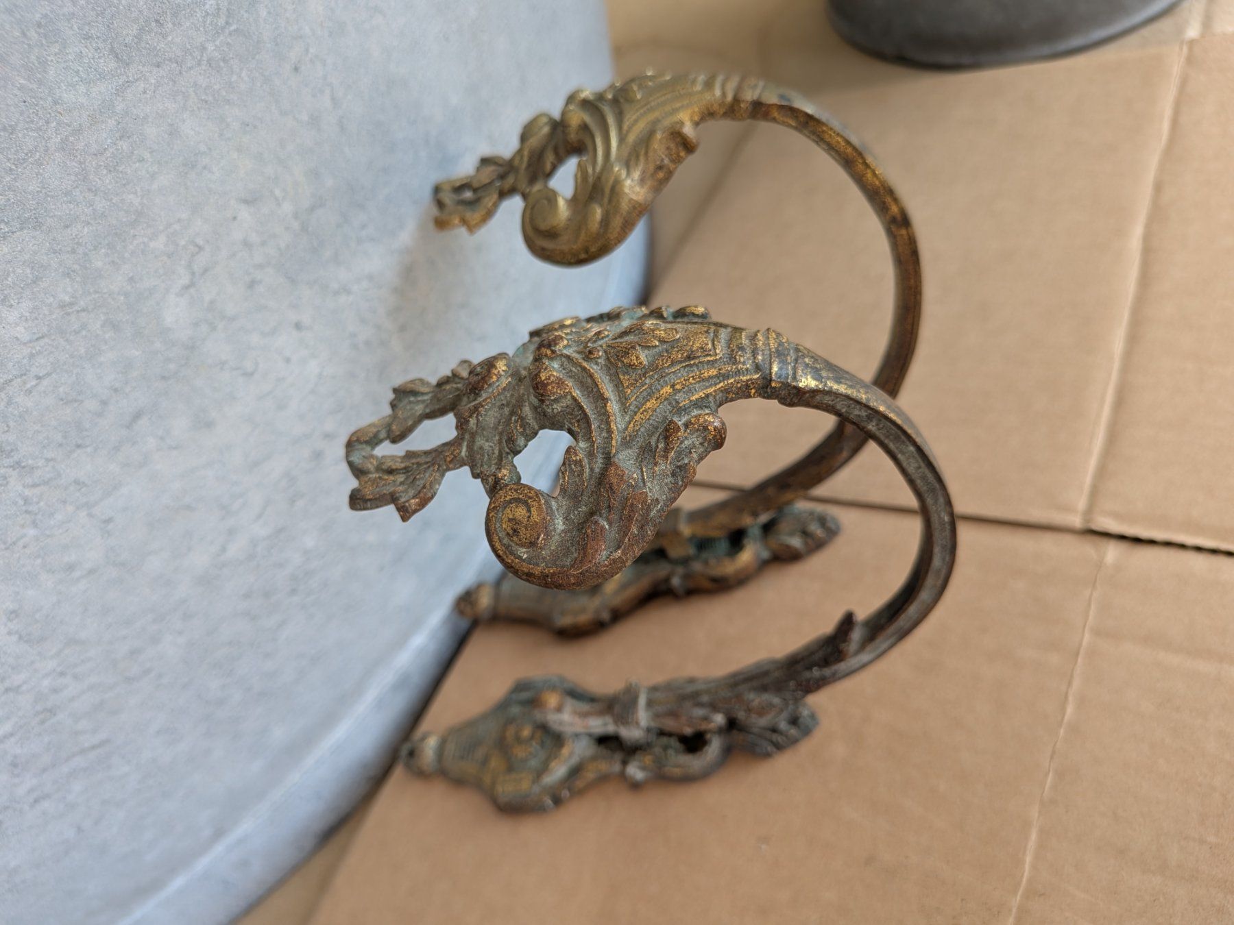 Skulpturen & Statuen: 2 antike Bronze Vorhangstangenhalter oder Raffhalter – Gebraucht aus Emmen von Brockofsky 1
