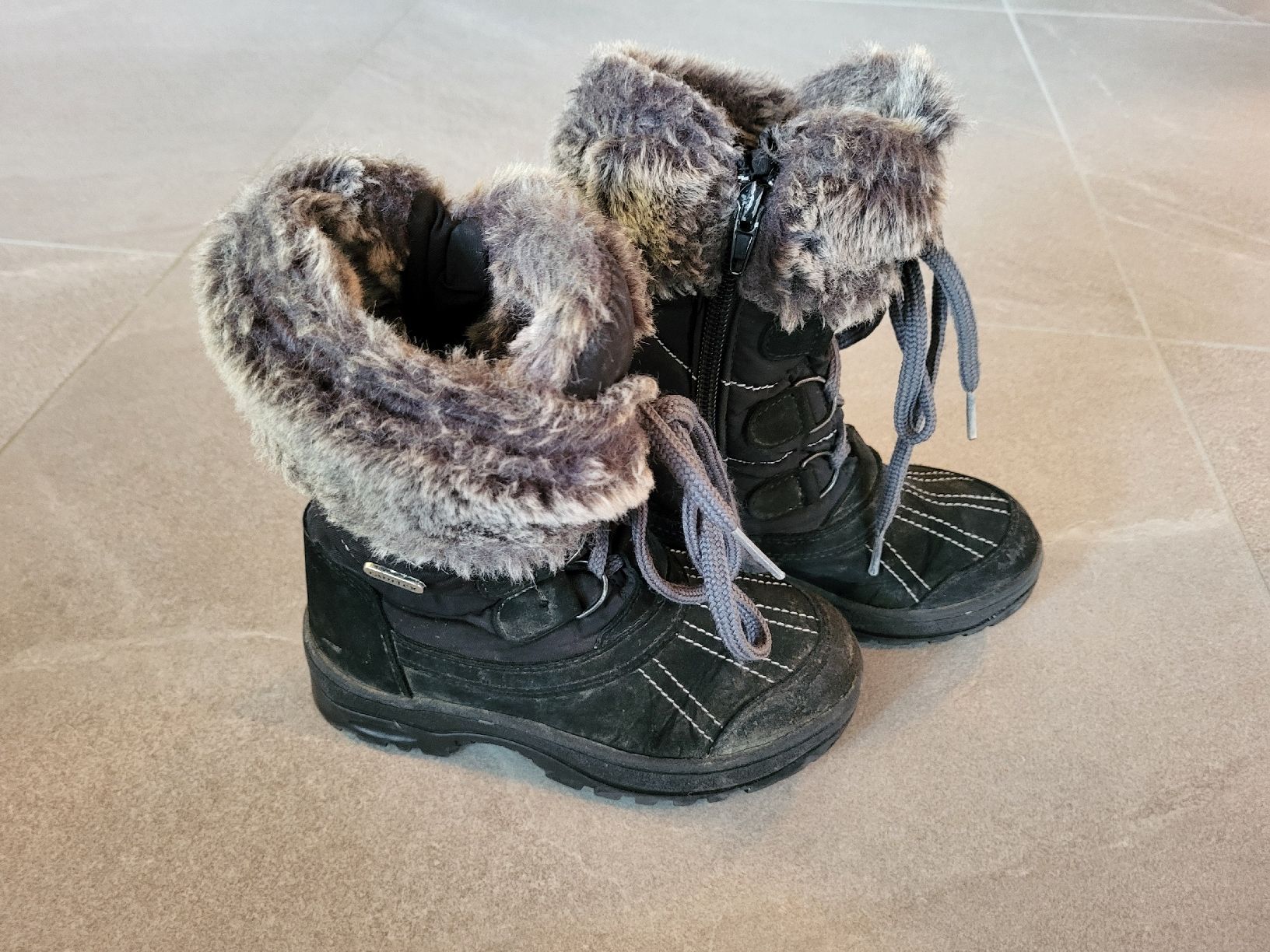 Scarpe per ragazze: Winterstiefel mit integrierten Spikes, Grösse 30 – Usato da Oberwangen TG venduto da Murmel82